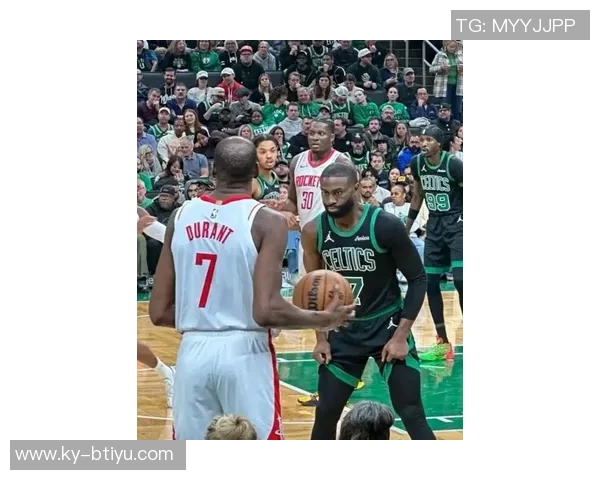 杰伦布朗首节狂砍15分展现强大攻击力助球队掌控比赛节奏