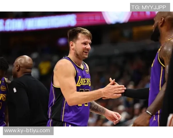 雷迪克期待詹姆斯顺利复出东契奇每日关注训练进展 雷迪克期待詹姆斯顺利复出东契奇每日关注训练进展