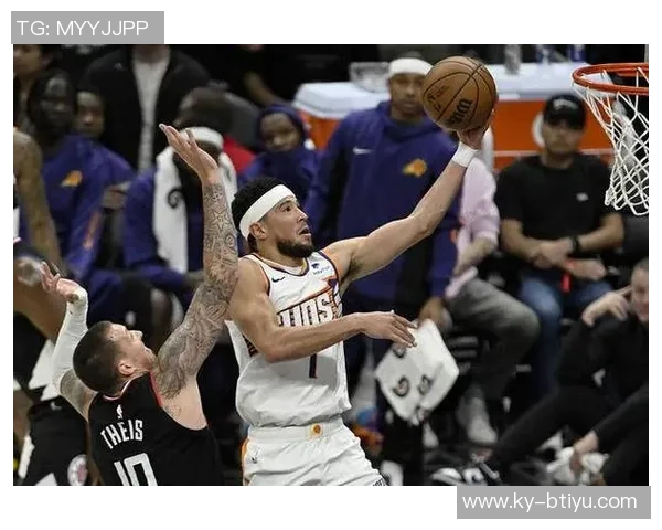 海兰德半场表现抢眼5投3中贡献12分1篮板2助攻1抢断助力全队